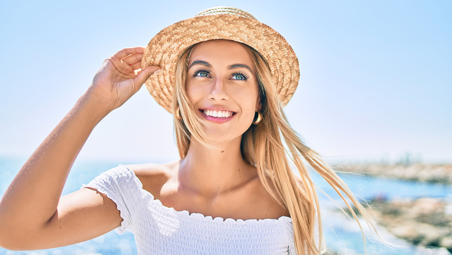 Young,Blonde,Tourist,Girl,Smiling,Happy,Looking,To,The,Side|BA_AntiRedness