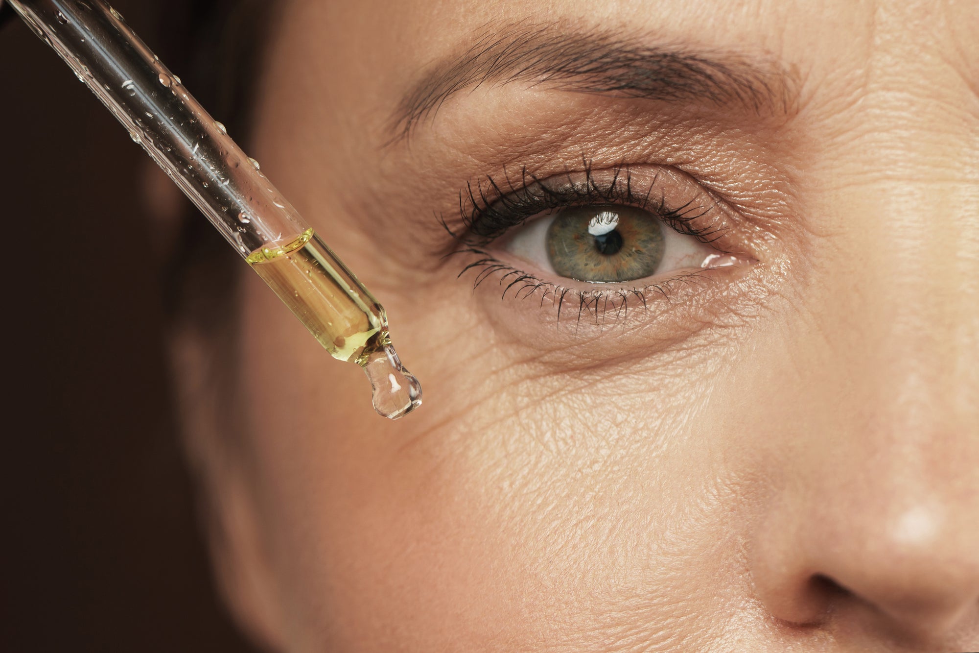 Female eye and dropper with rejuvenating serum|Mapo